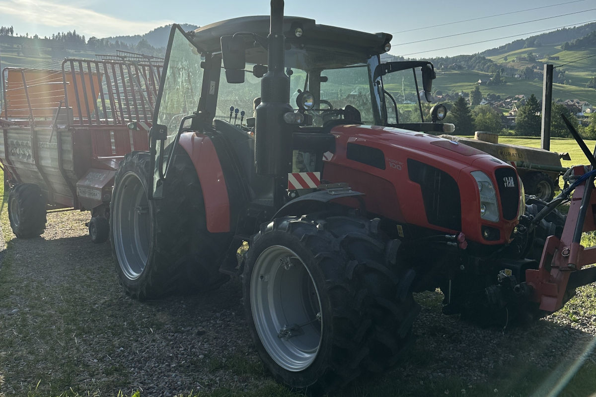 Urnäsch AR – Zwei Personen nach Unfall mit Traktor in Spital gebracht