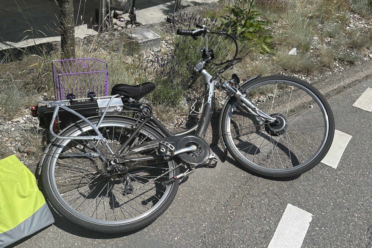 Unfall in Herisau AR – E-Bike von Auto in Kreisel angefahren