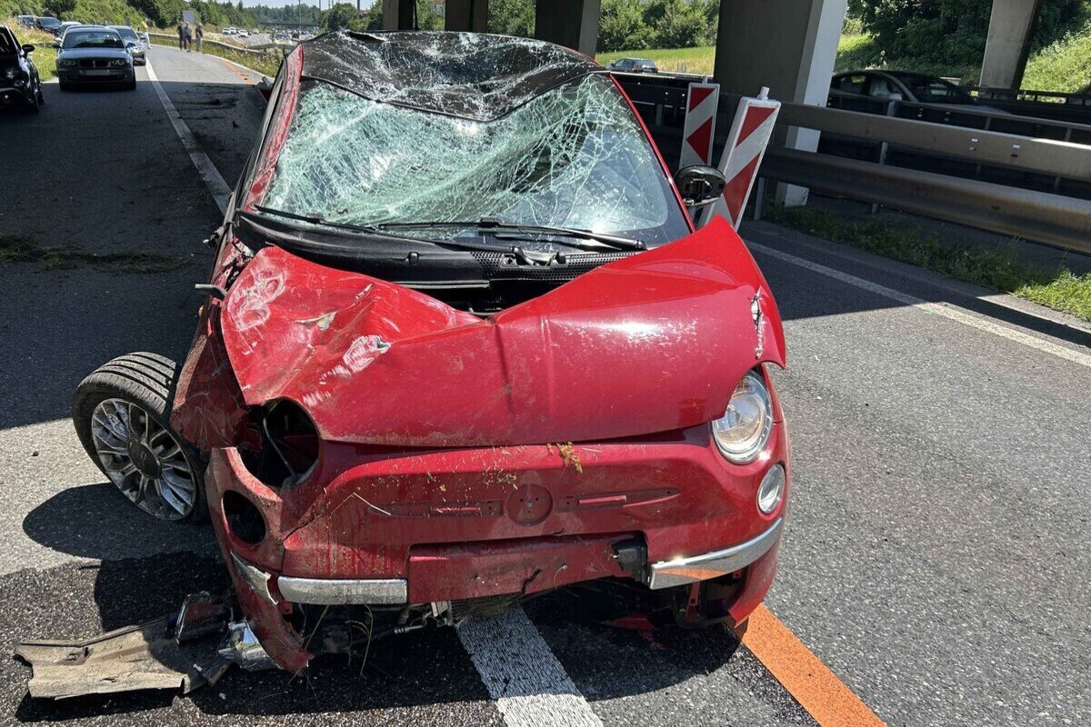 Das Auto blieb schwer beschädigt liegen