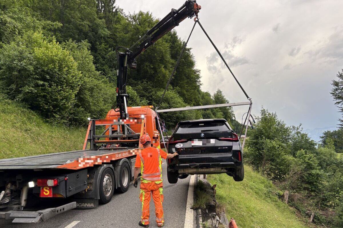 Linthal GL – Auto gerät bei Unfall auf Stützmauer