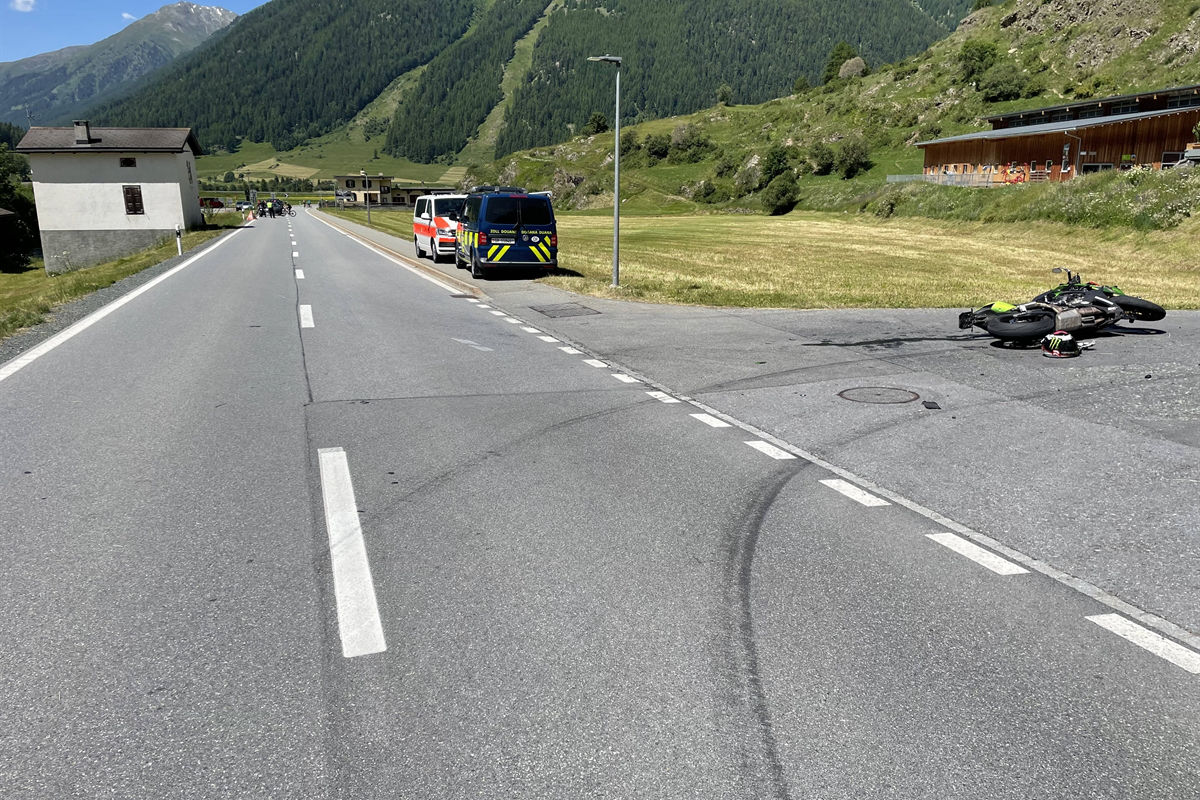Unfall in Zernez GR – Töfffahrer kollidiert mit Auto bei Überholmanöver