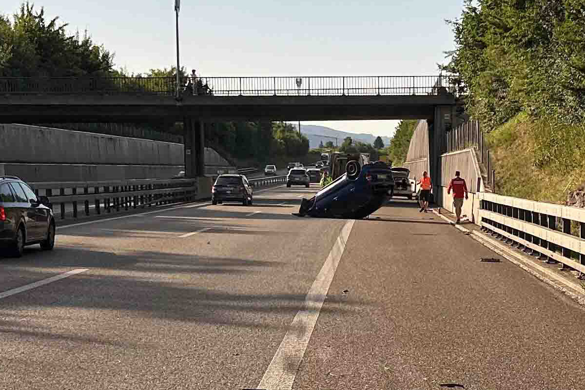 A2 Brittnau AG – PKW prallt gegen Leitplanke und überschlägt sich