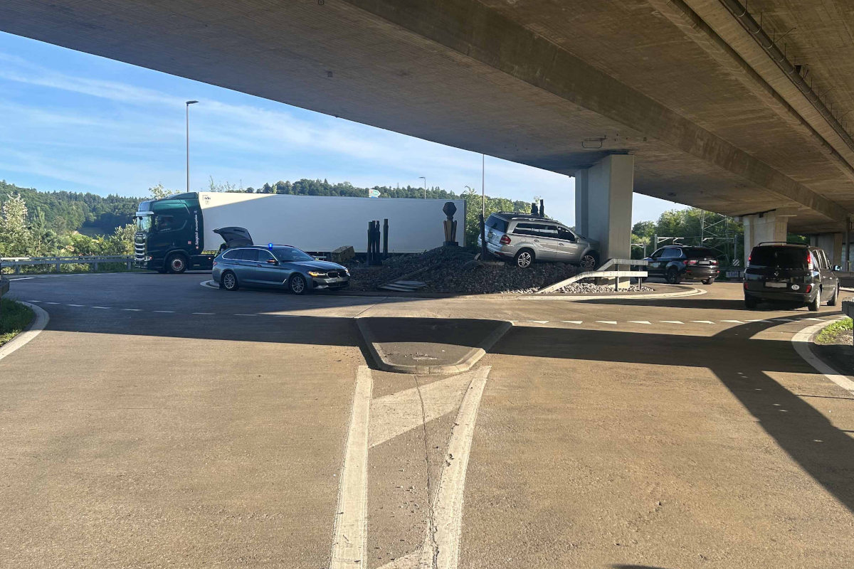 Unfall in Mägenwil AG – Frau kollidiert im Kreisverkehr