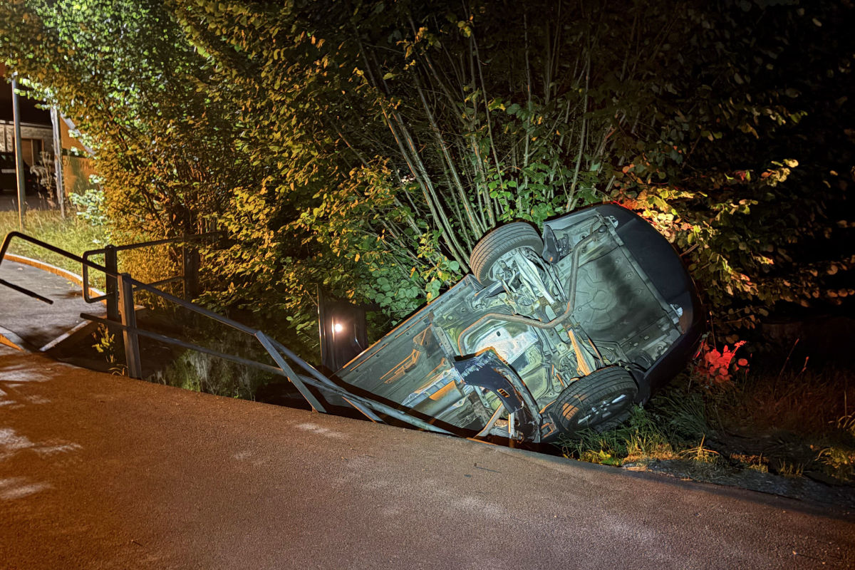 Pfäffikon SZ – Auto landet nach Selbstunfall in Bachbett