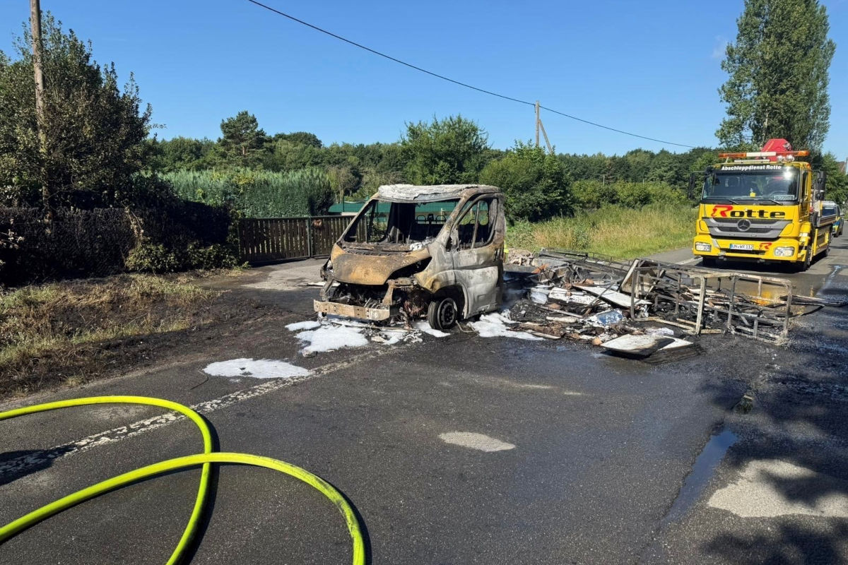 Werne NRW –  E-Kleintransporter brennt vollständig aus