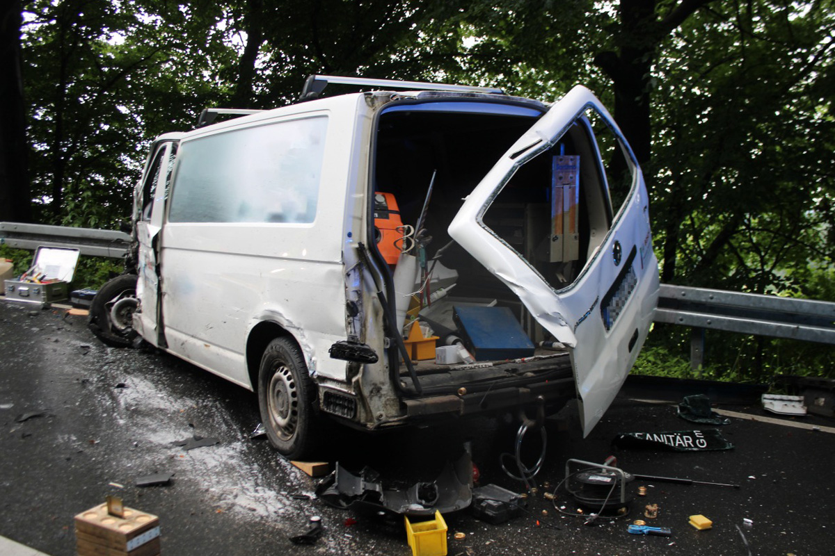 Overath NRW - Zwei Verletzte nach Kollision eines LKW mit Transporter