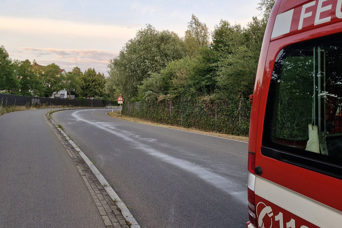 Reichenau BW – Feuerwehr im Großeinsatz wegen Ölspur über mehrere Straßen
