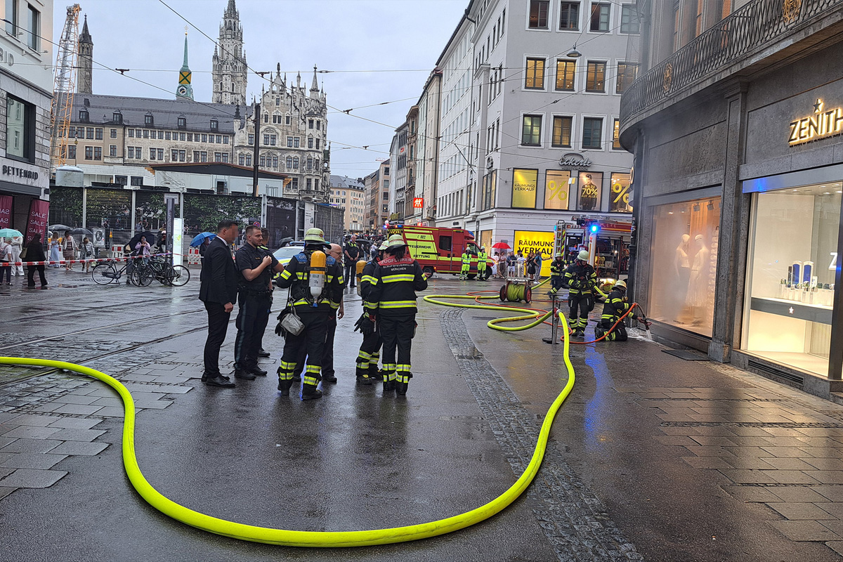 München BY – Feuerwehr kann Brand in der Altstadt löschen