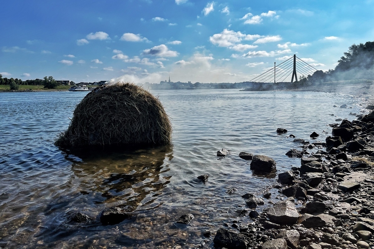 Neuss-Grimlinghausen – Brennender Heuballen im Rhein