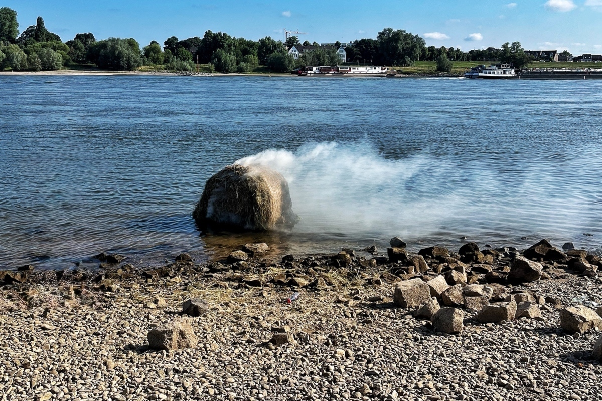 Neuss-Grimlinghausen – Brennender Heuballen im Rhein