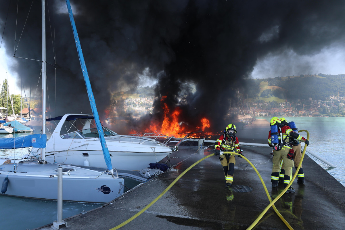 Zug ZG – Mehrere Boote nach Brand in Hafen gesunken
