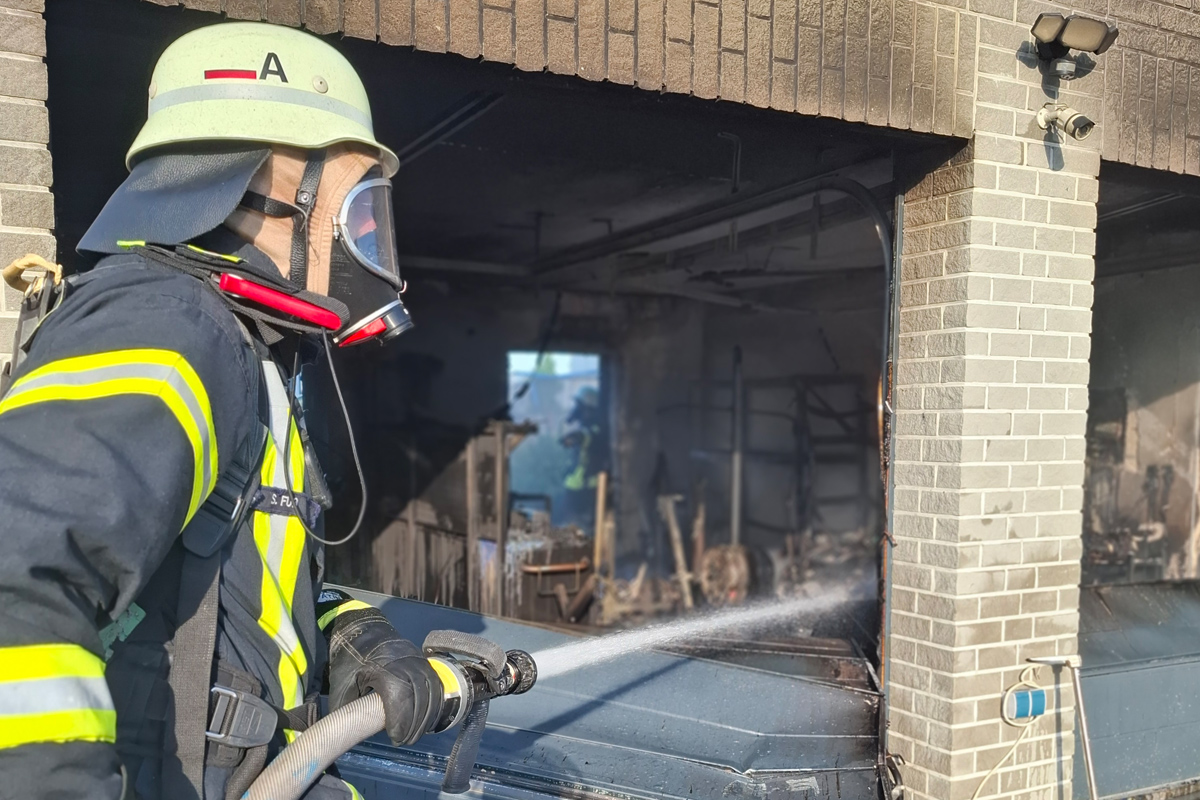 Kreuzau NRW – Löscheinsatz und Tierrettung durch Feuerwehr nach Brand von Garage