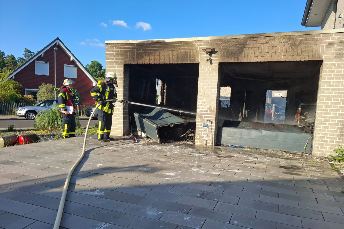 Kreuzau NRW – Löscheinsatz und Tierrettung durch Feuerwehr nach Brand von Garage