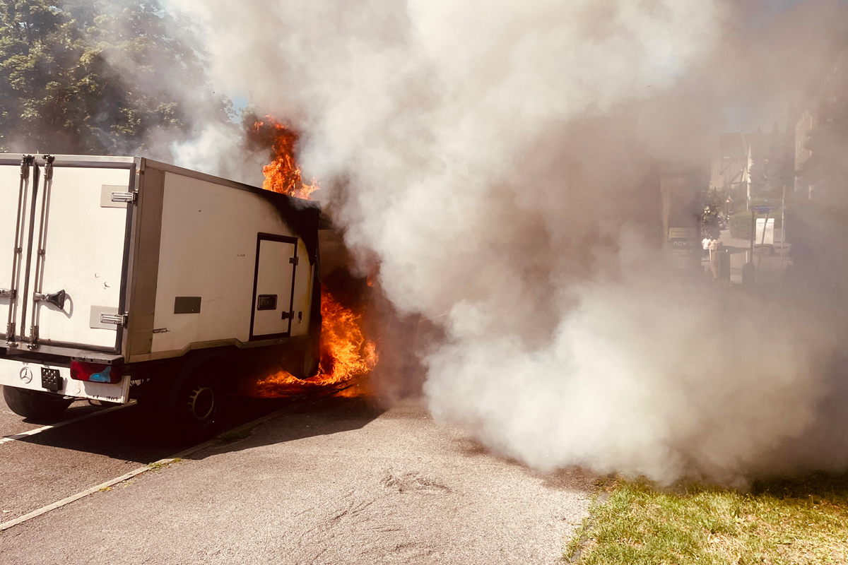 Essen NRW – Transporter gerät während der Fahrt in Brand