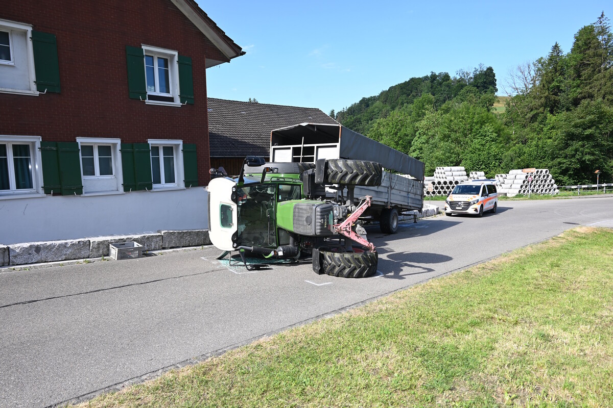 Unfall in Bazenheid SG – Jugendlicher kippt mit Traktor um