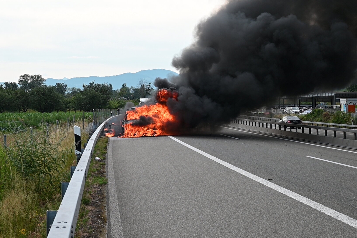 St. Margrethen SG – Enormer Sachschaden - Fahrzeugkombination auf Autobahn in Flammen