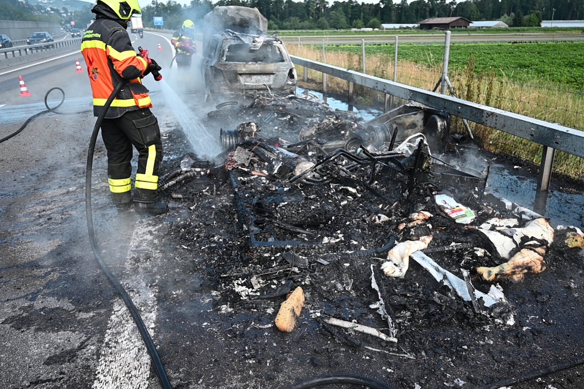 St. Margrethen SG – Enormer Sachschaden - Fahrzeugkombination auf Autobahn in Flammen