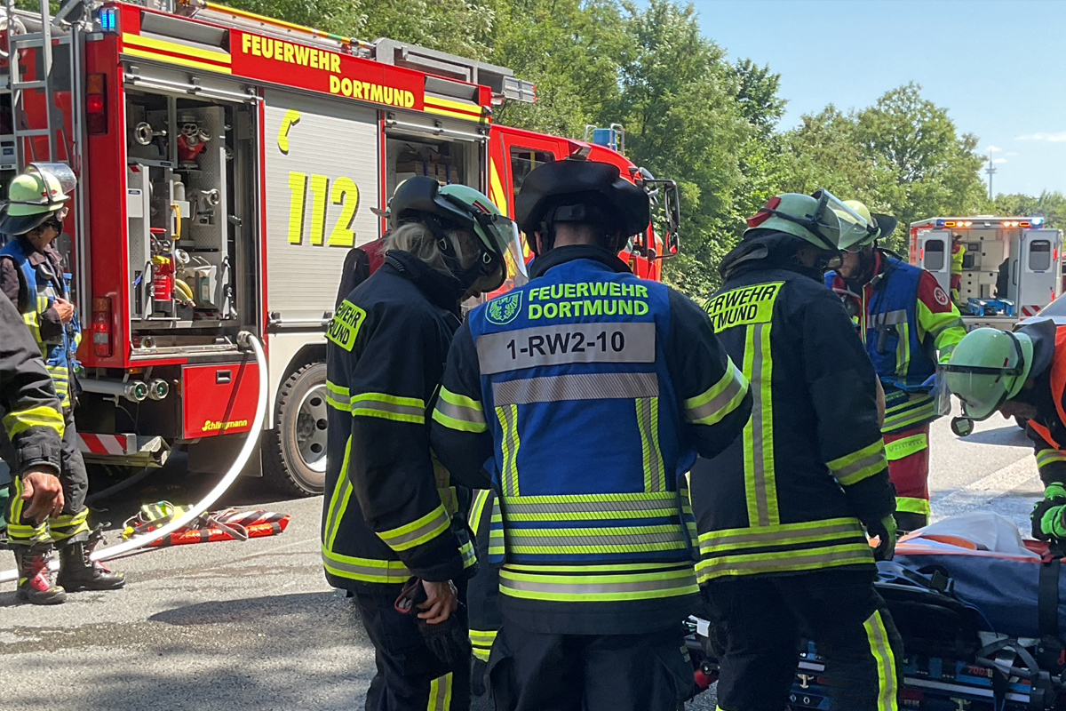 B236 Dortmund NRW – Schwerer Unfall mit eingeklemmter Person verursacht Vollsperrung