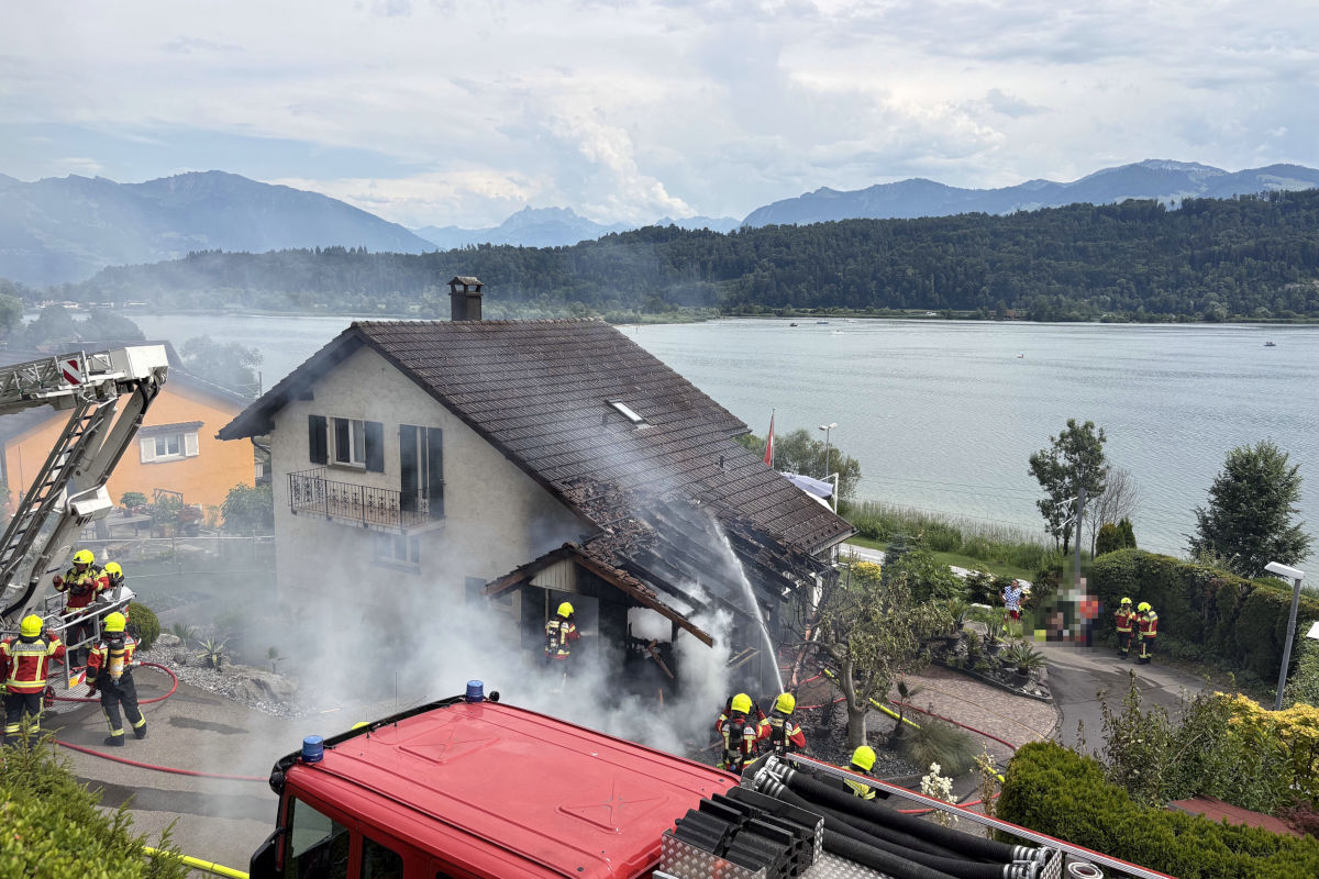 Schmerikon SG – Schopfanbau bei Einfamilienhaus in Brand