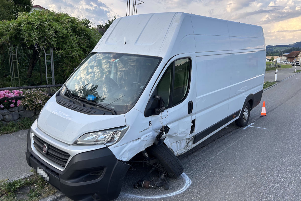 Verkehrsunfall in Lütisburg SG – Auto prallt in Lieferwagen