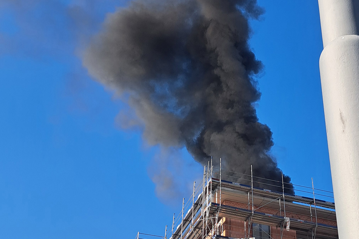 München BY – Hoher Sachschaden durch Brand auf Dachbaustelle