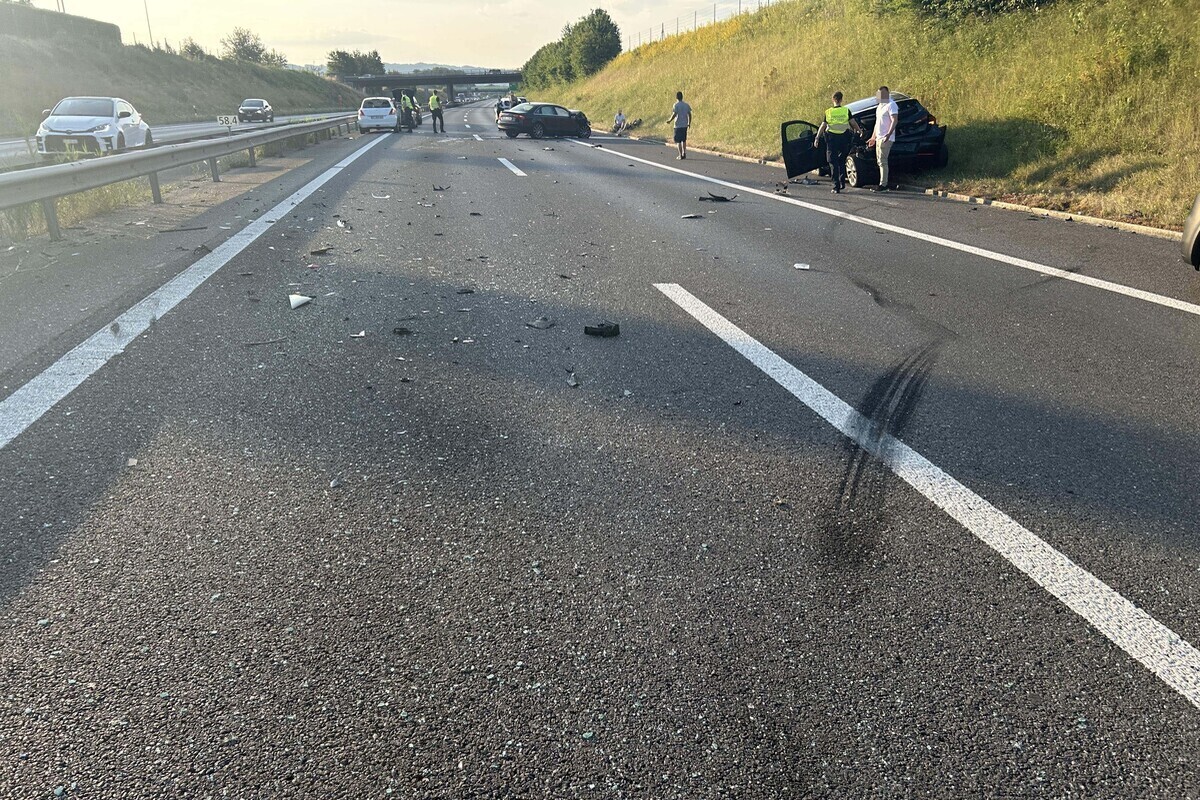 Mülligen AG – Unfall auf der A3 - Fünf Autos involviert – Verkehr staut sich kilometerweit