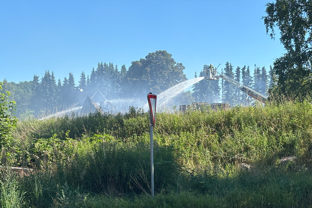 Lagerhalle in Vollbrand in Sittensen NI – Schadstoffe erfordern Großaufgebot der Feuerwehren