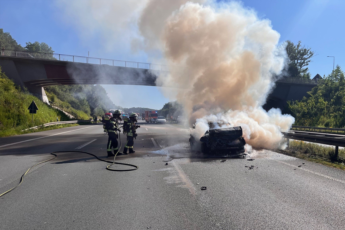 A1 Gevelsberg NW – Brand eines PKW nach Unfall auf Autobahn verursacht Vollsperrung