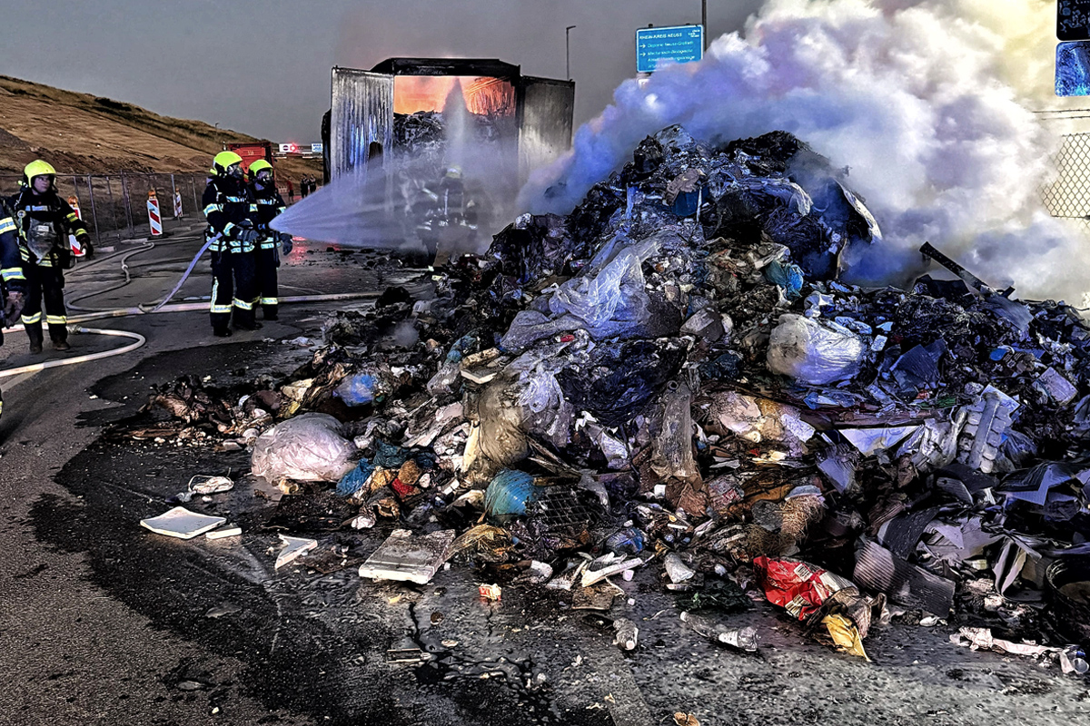 Großer Feuerwehreinsatz in Neuss NW – Sattelzug auf Deponiegelände in Vollbrand