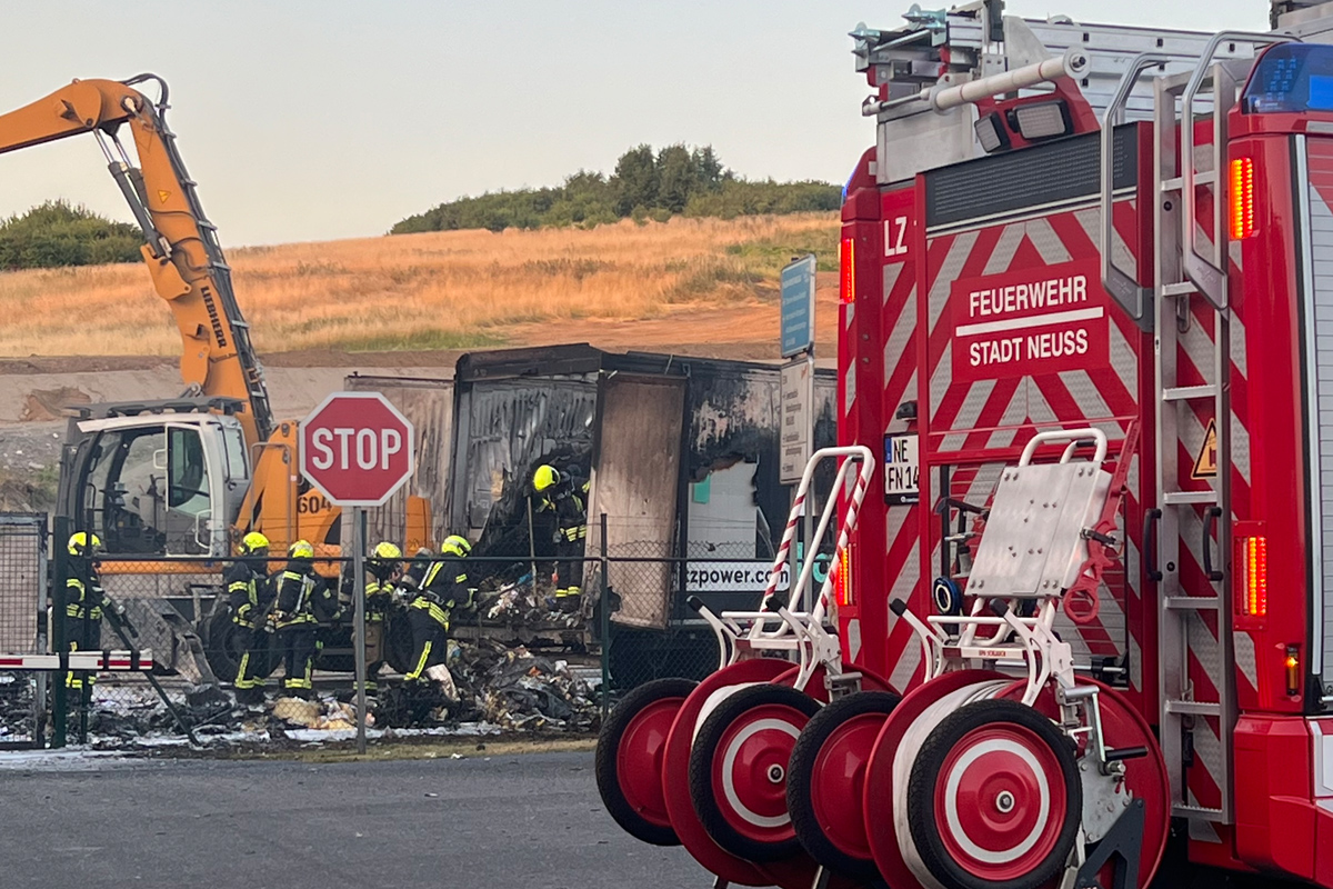 Großer Feuerwehreinsatz in Neuss NW – Sattelzug auf Deponiegelände in Vollbrand