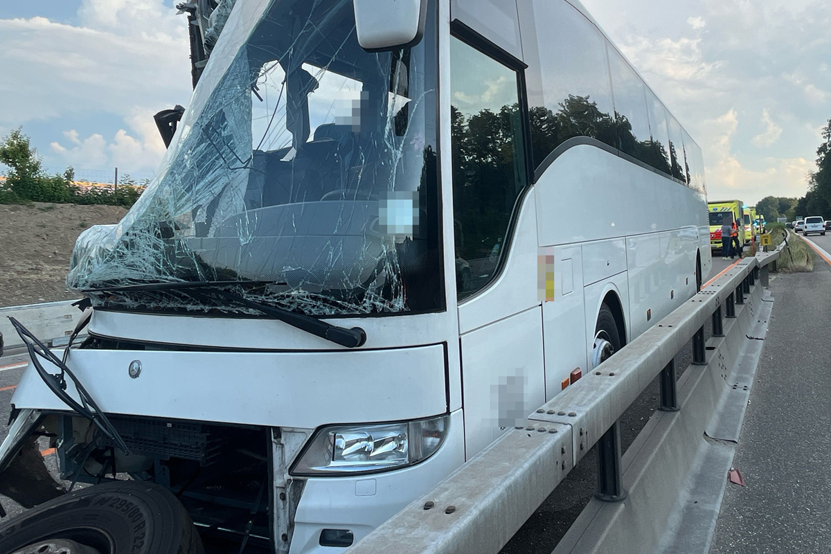 Deitingen SO – Mehrere Verletzte nach Auffahrkollision zwischen Bus und Lastwagen