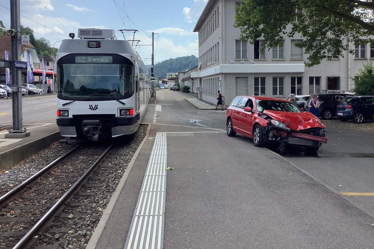 Teufenthal AG – Automobilistin missachtet Rotlicht und prallt gegen Zug