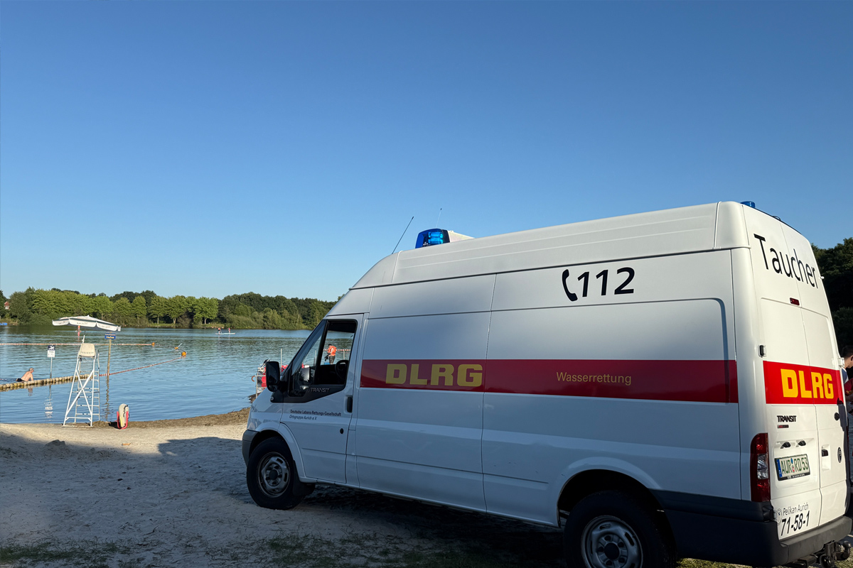 Großeinsatz von Feuerwehr und DLRG in Aurich NI – Vermisstes Kind am Badesee gefunden