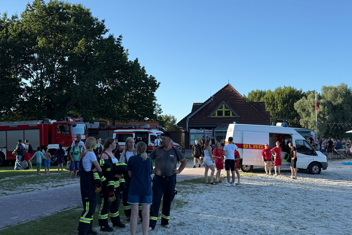 Großeinsatz von Feuerwehr und DLRG in Aurich NI – Vermisstes Kind am Badesee gefunden