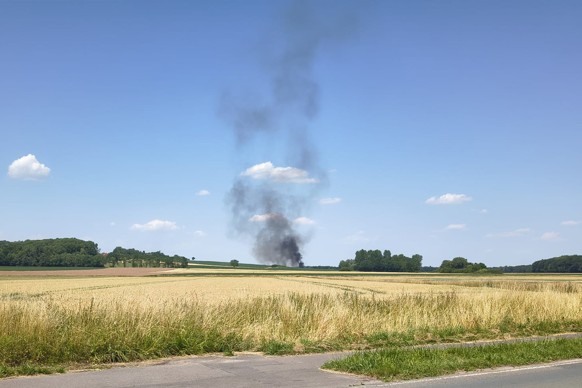 Rundballenpresse fängt Feuer in Auhagen NI – Zehntausend Quadratmeter Feld brennen