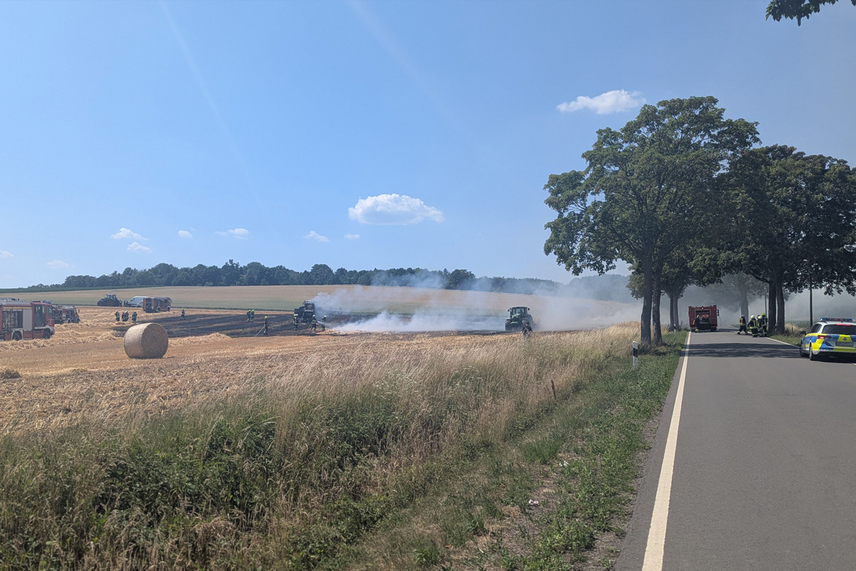 Rundballenpresse fängt Feuer in Auhagen NI – Zehntausend Quadratmeter Feld brennen