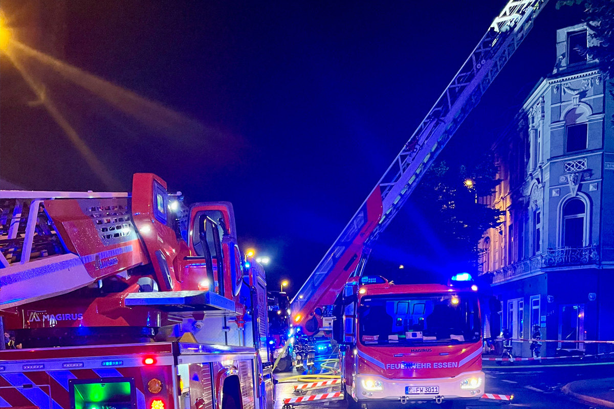 Massiver Feuerwehreinsatz in Essen NW – Ein Toter und Evakuierung des Gebäudes nach Dachstuhlbrand