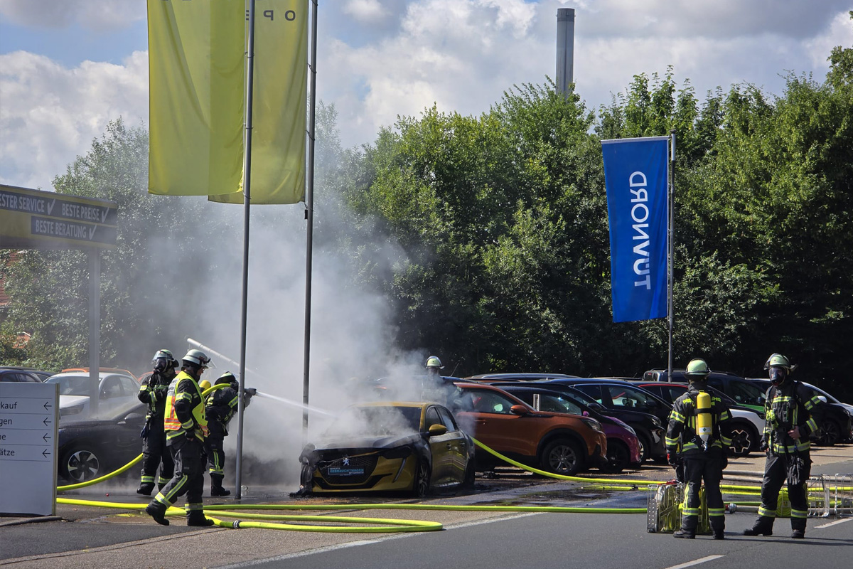 Werne NW – Zwei Autos brennen auf Parkplatz eines Autohauses aus