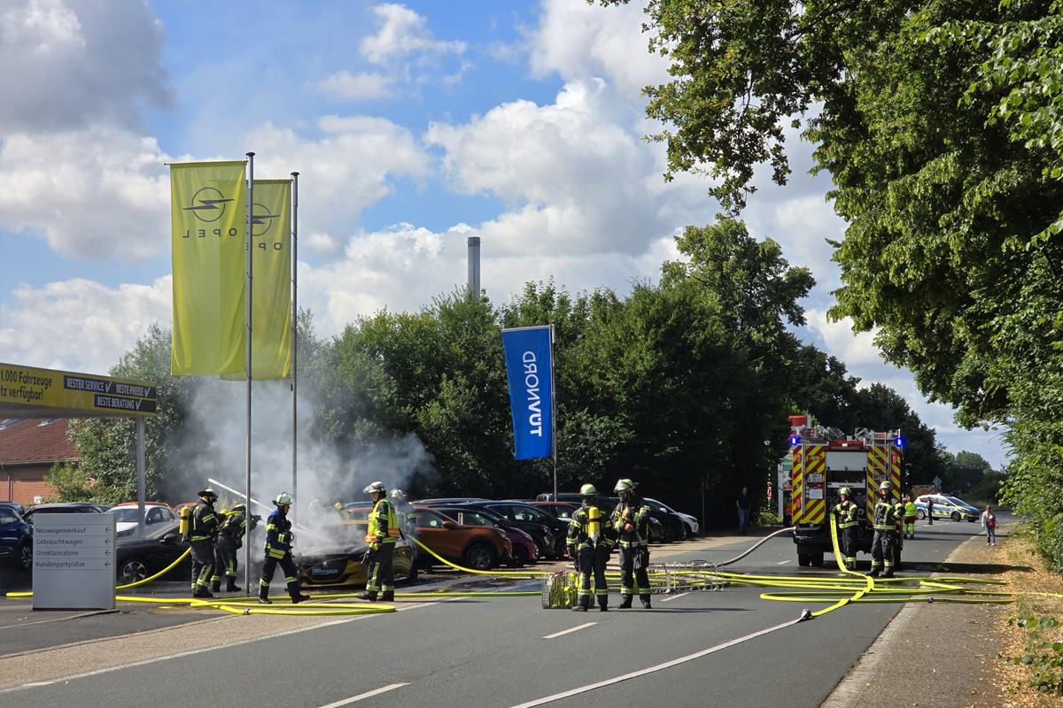 Werne NW – Zwei Autos brennen auf Parkplatz eines Autohauses aus