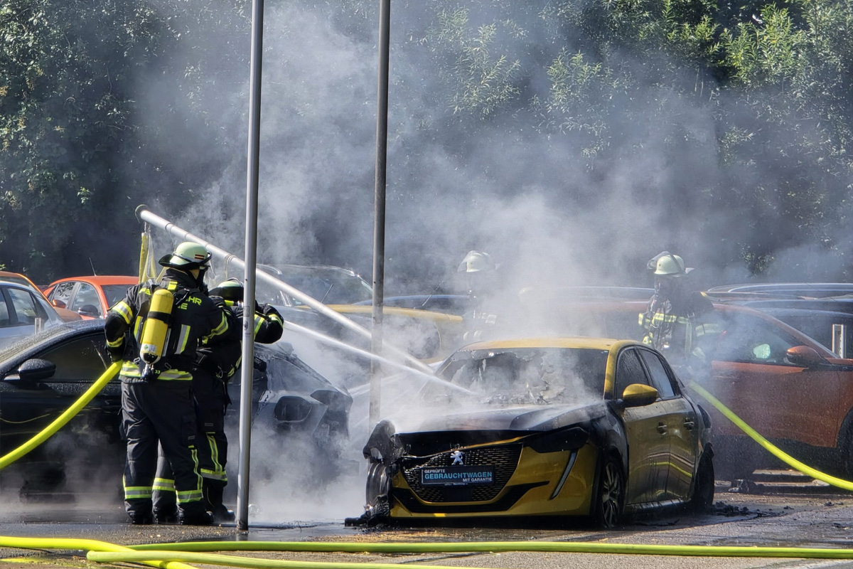 Werne NW – Zwei Autos brennen auf Parkplatz eines Autohauses aus