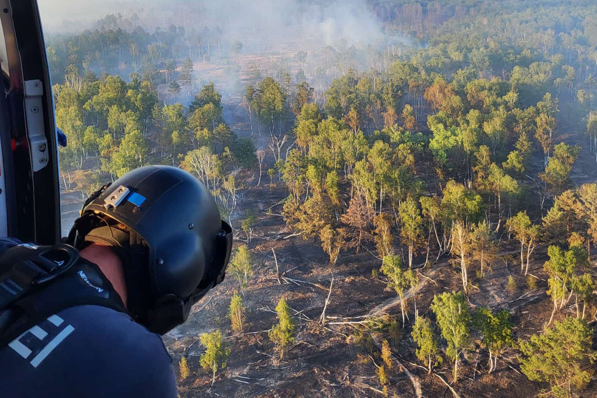 Jüterbog BB – Bundespolizei wirft über 75.000 Liter Löschwasser bei Waldbrand ab