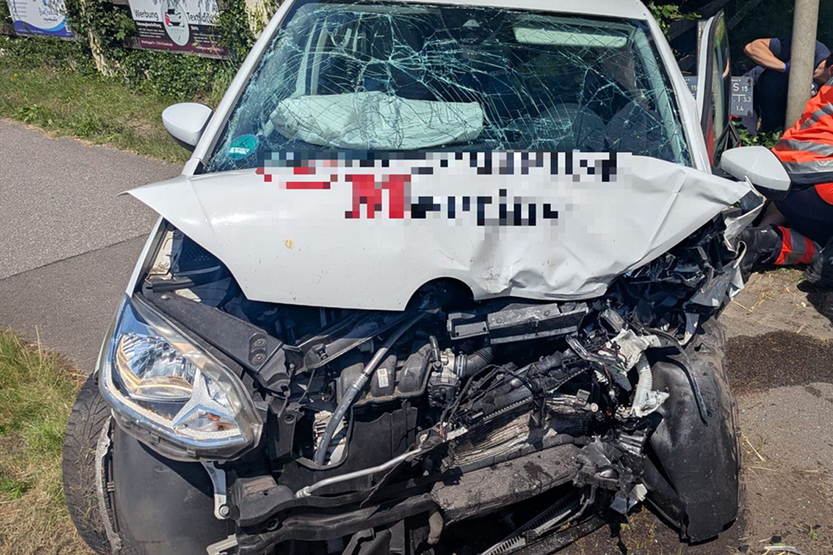 Schwerer Unfall auf B 73 in Buxtehude NI – Ein Toter und ein Schwerverletzter nach Frontalcrash