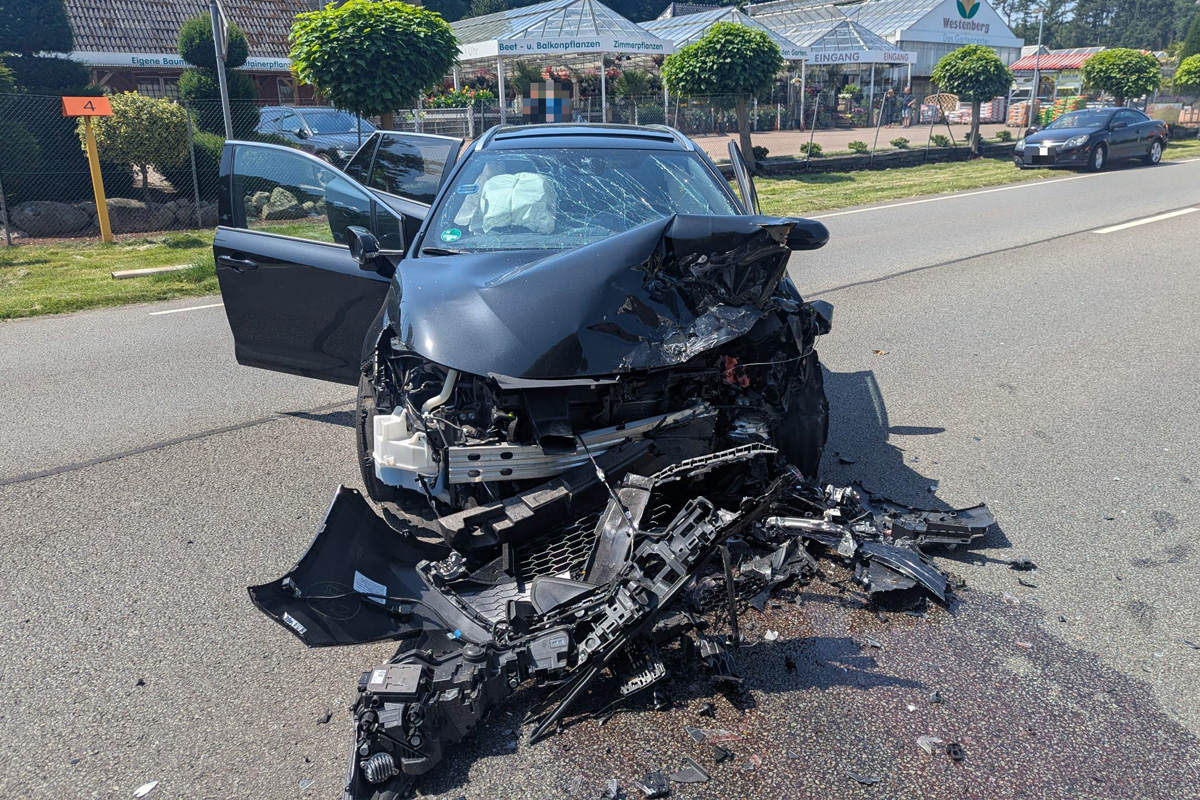 Schwerer Unfall auf B 73 in Buxtehude NI – Ein Toter und ein Schwerverletzter nach Frontalcrash