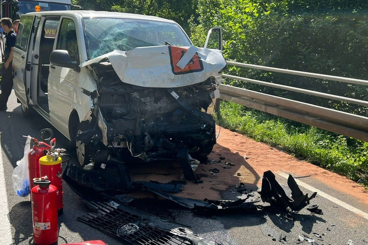 Plettenberg NW – Schwerverletzter Fahrer nach Unfall auf B236