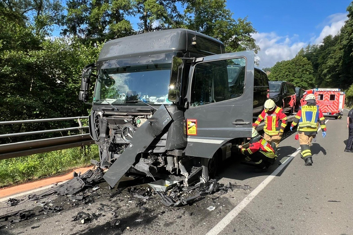 Plettenberg NW – Schwerverletzter Fahrer nach Unfall auf B236