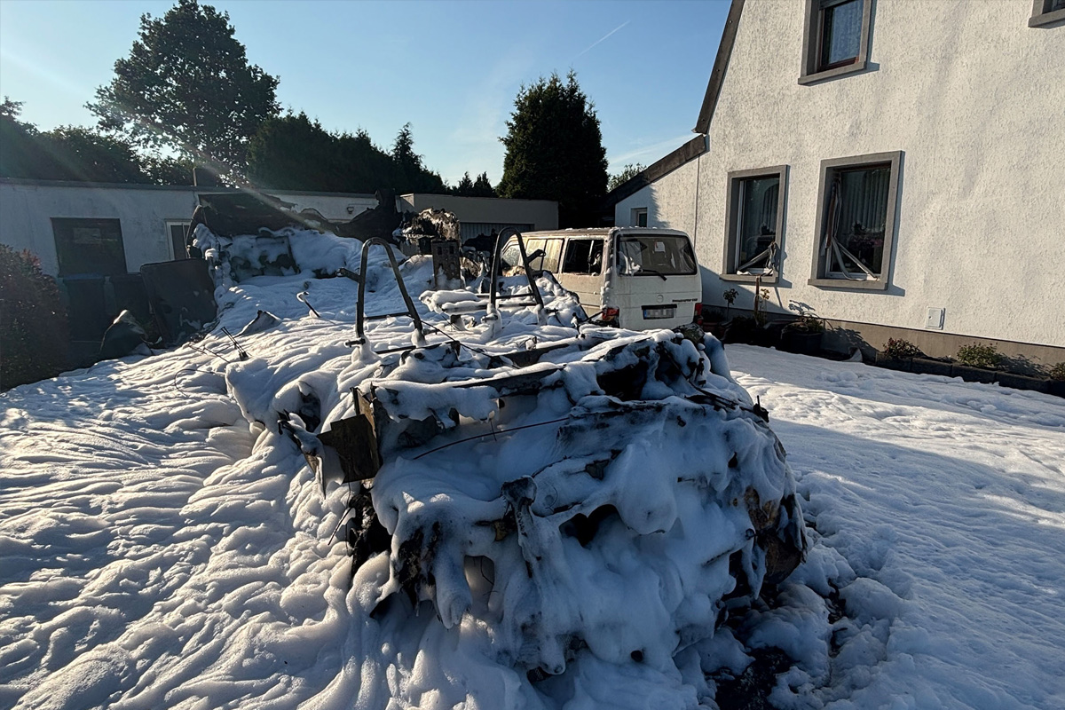 Reisemobil in Vollbrand in Goch NW – Feuerwehr verhindert Übergreifen auf Häuser