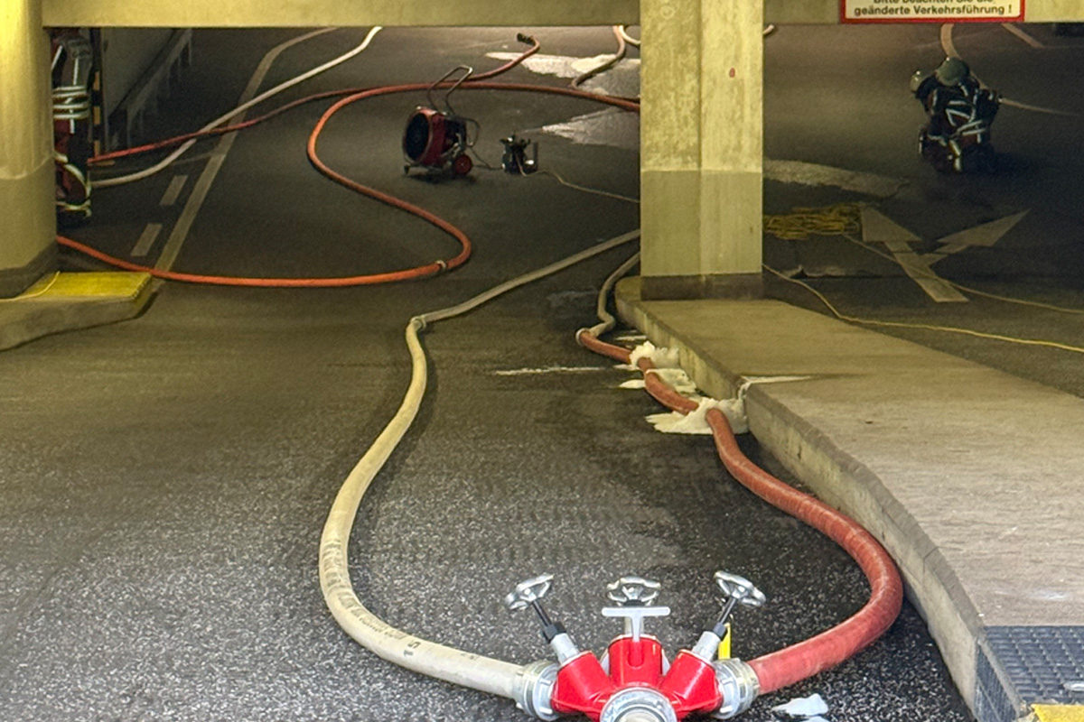 Norderstedt SH – Feuerwehr mit 70 Einsatzkräften bei Brand in Tiefgarage  