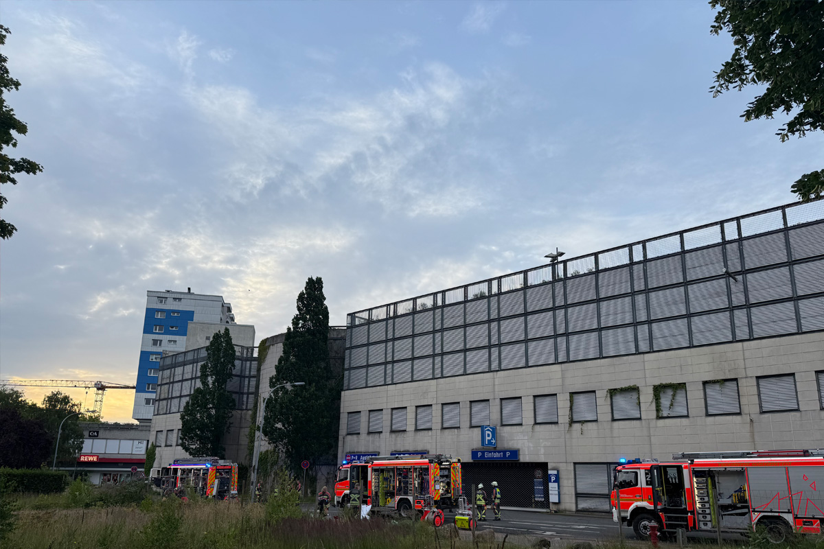 Norderstedt SH – Feuerwehr mit 70 Einsatzkräften bei Brand in Tiefgarage  