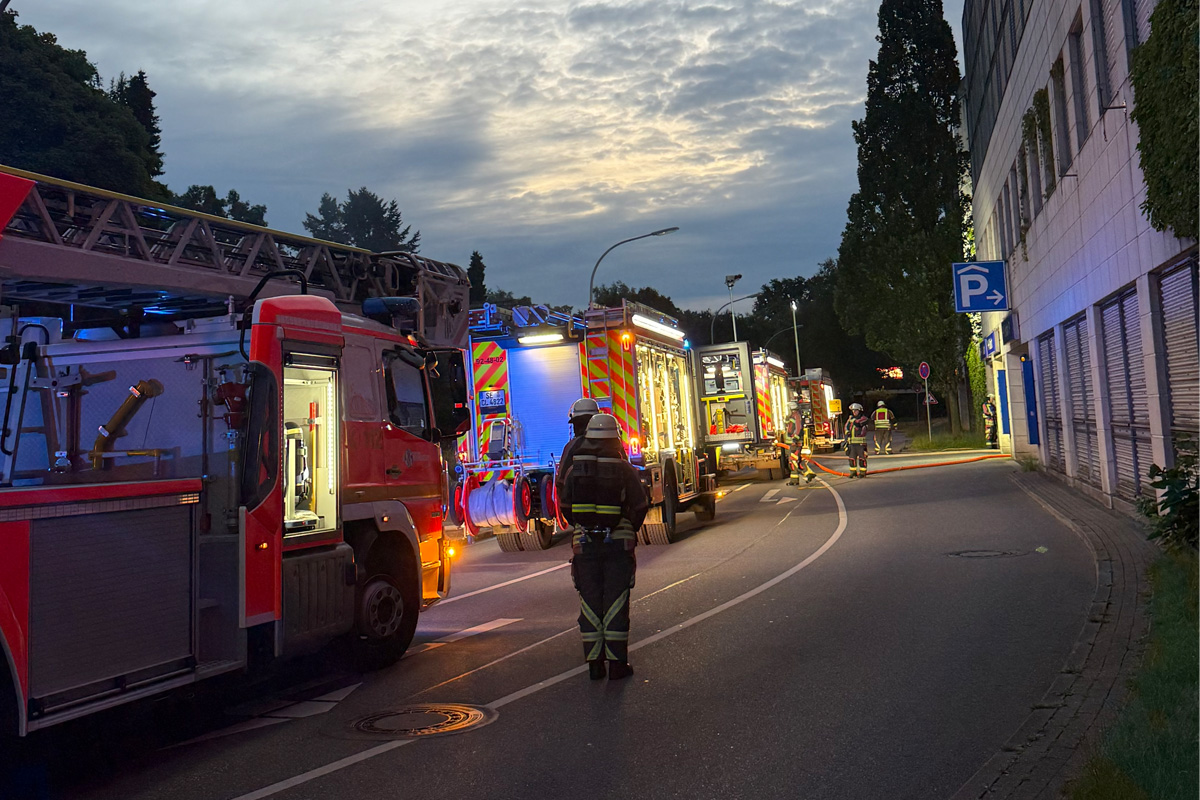 Norderstedt SH – Feuerwehr mit 70 Einsatzkräften bei Brand in Tiefgarage  