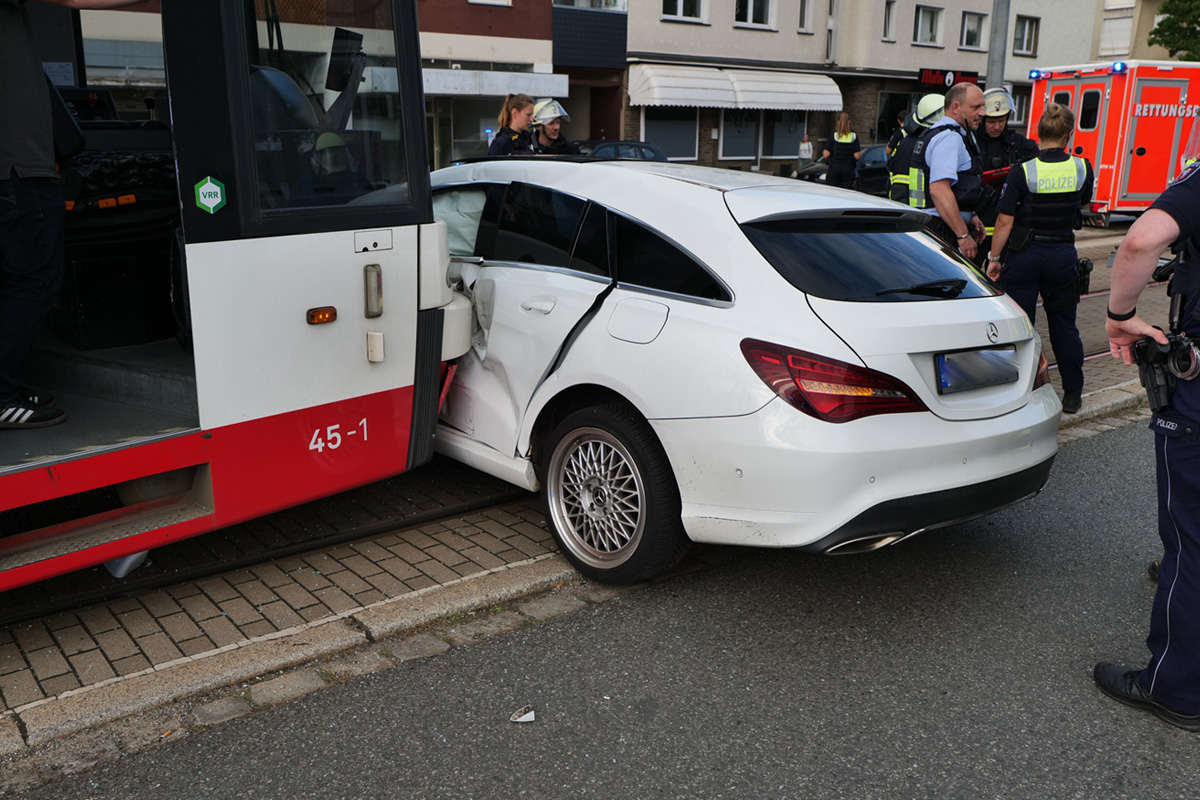 Dortmund NRW – Schwerverletzter nach Kollision von Straßenbahn und PKW